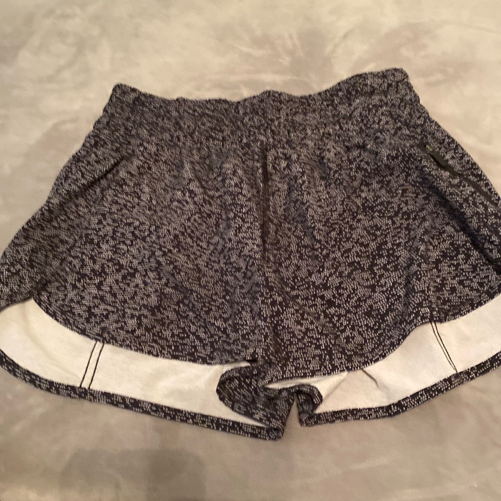 Lululemon Tracker Short V *4" Soundwave White Black / Black